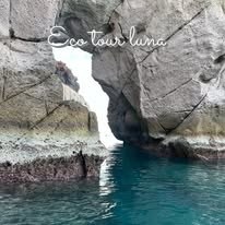 Rocas y agua turquesa