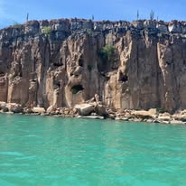 Acantilado frente al mar turquesa en La Paz